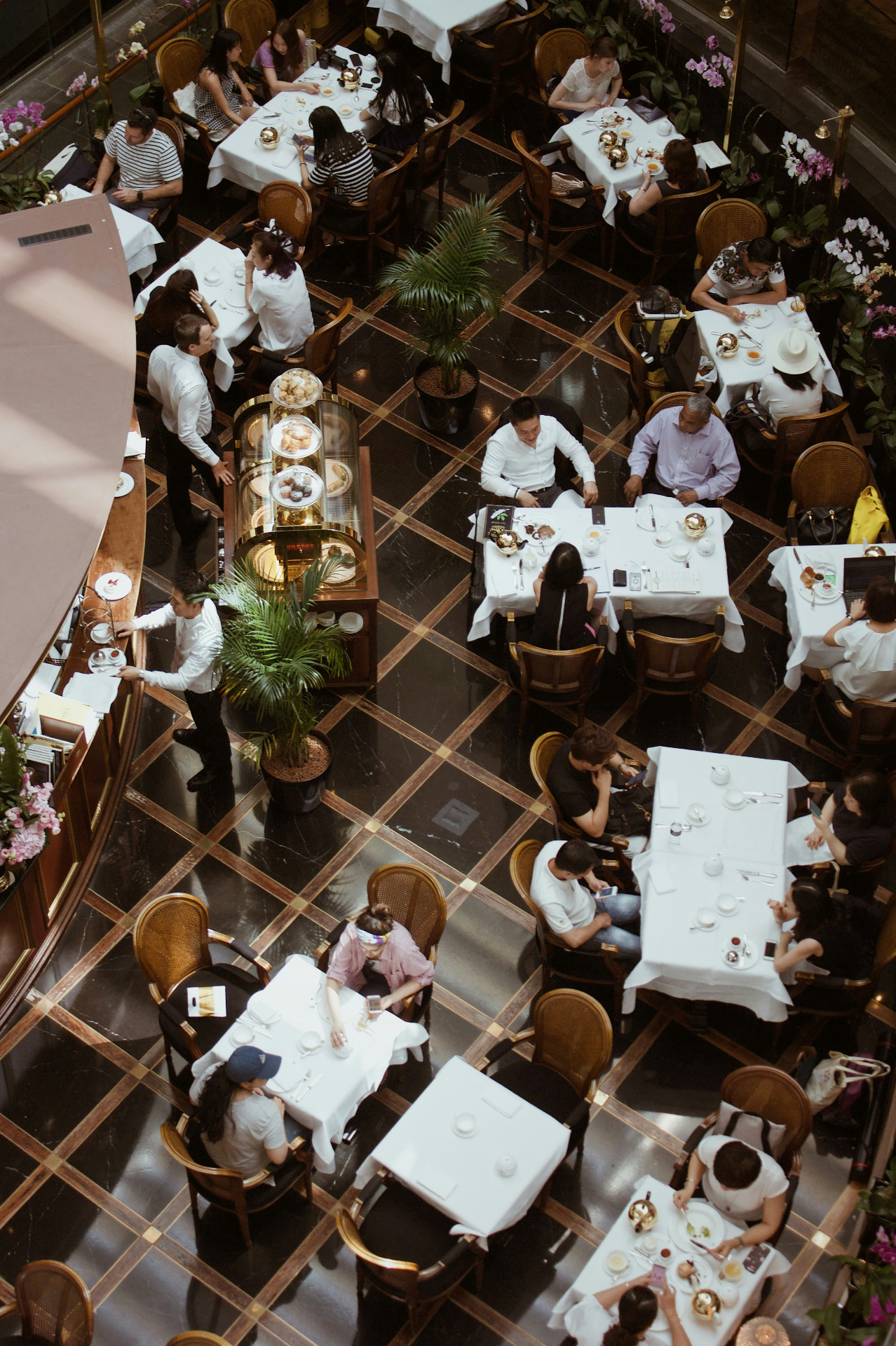 Restaurant élégant illuminé par des lustres
